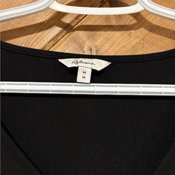 Black Ruched V-Neck Long Sleeve Top. Reitmans - Picture 4 of 4